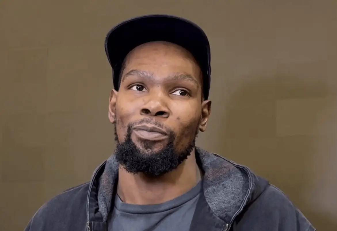 杜兰特又又又又玻璃心了！27条动态打蒙网友！在一次采访中，杜兰特认为进攻赢得总冠