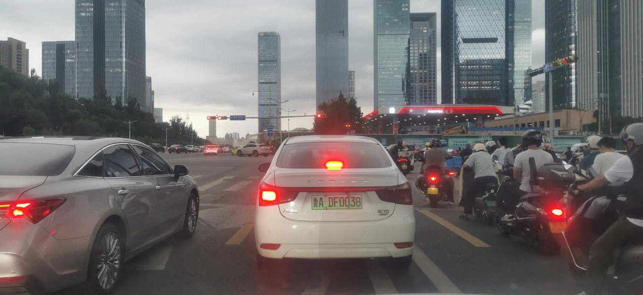 鄙视这种在公交车道直行的
