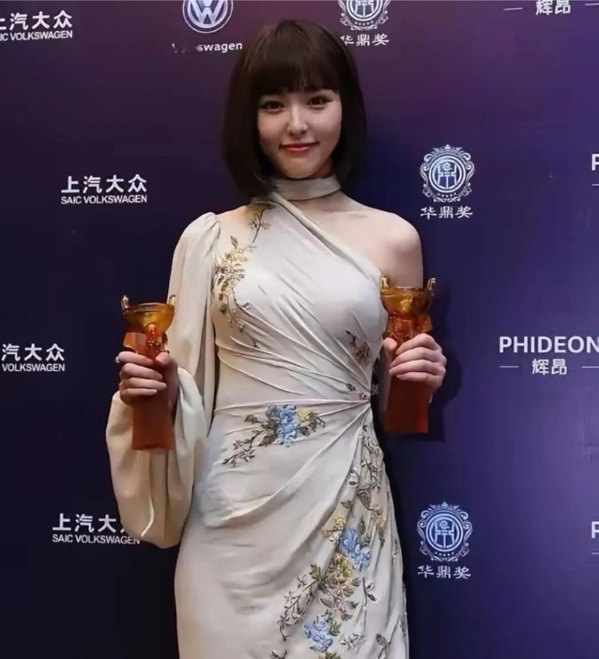 唐嫣华鼎奖造型：美到发光，但这裙也太紧了吧！
 
唐嫣这一身斜肩刺绣裙真的杀疯了