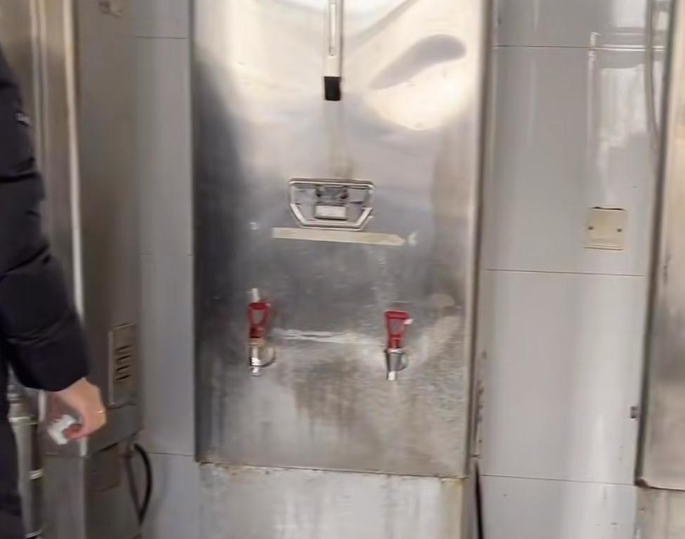 学生连在学校喝个热水都要收费，这个钱你还真的就不嫌烫手吗？
事发福建泉州一所私立