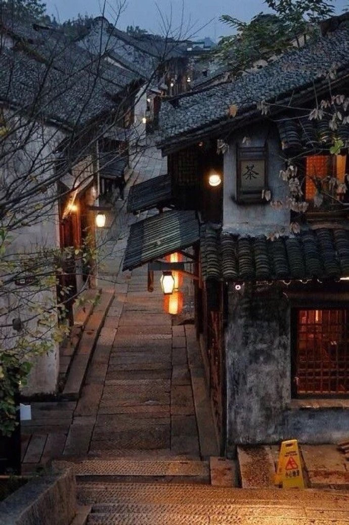 有人辞官归故里，有人星夜赶科场。少年不知愁滋味，老来方知行路难。——吴敬梓《儒林