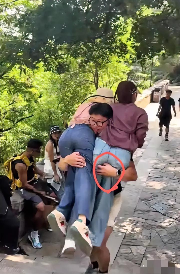 又有一个社会万象出来了！
泰山陪爬我是听说过，可是也没想到过，可以抱着爬的呀！这