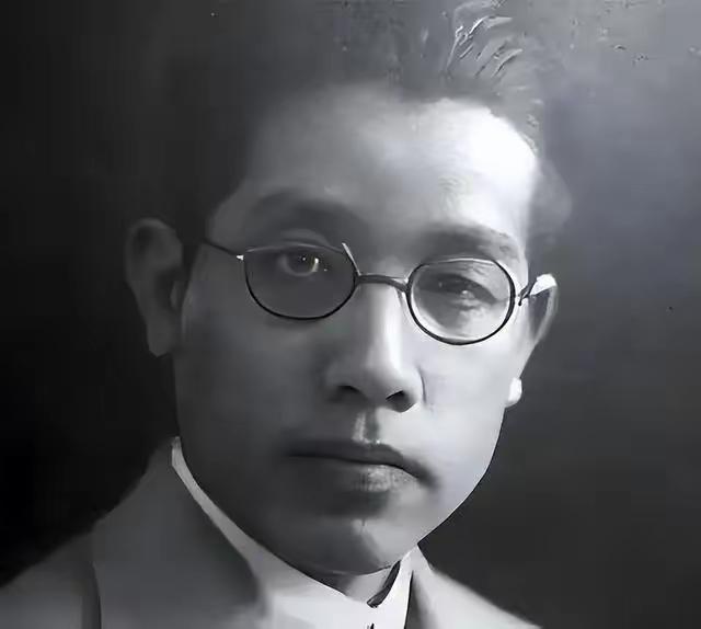 蒋介石身边红人，博学的才子，因上错床，沦为比汪精卫可怕的汉奸。
 
这个人名叫殷