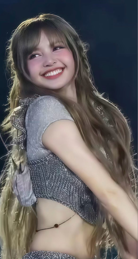 Lisa超绝镜头感 网友偶遇Lisa逛街Lisa，泰国籍歌手、舞者，女子组合BL