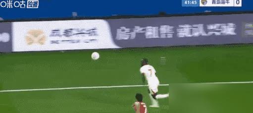 韦世豪那个甩臂动作要是红牌，姜志鹏当年飞踹对手脖子算什么？裁判的尺子，到底在量谁