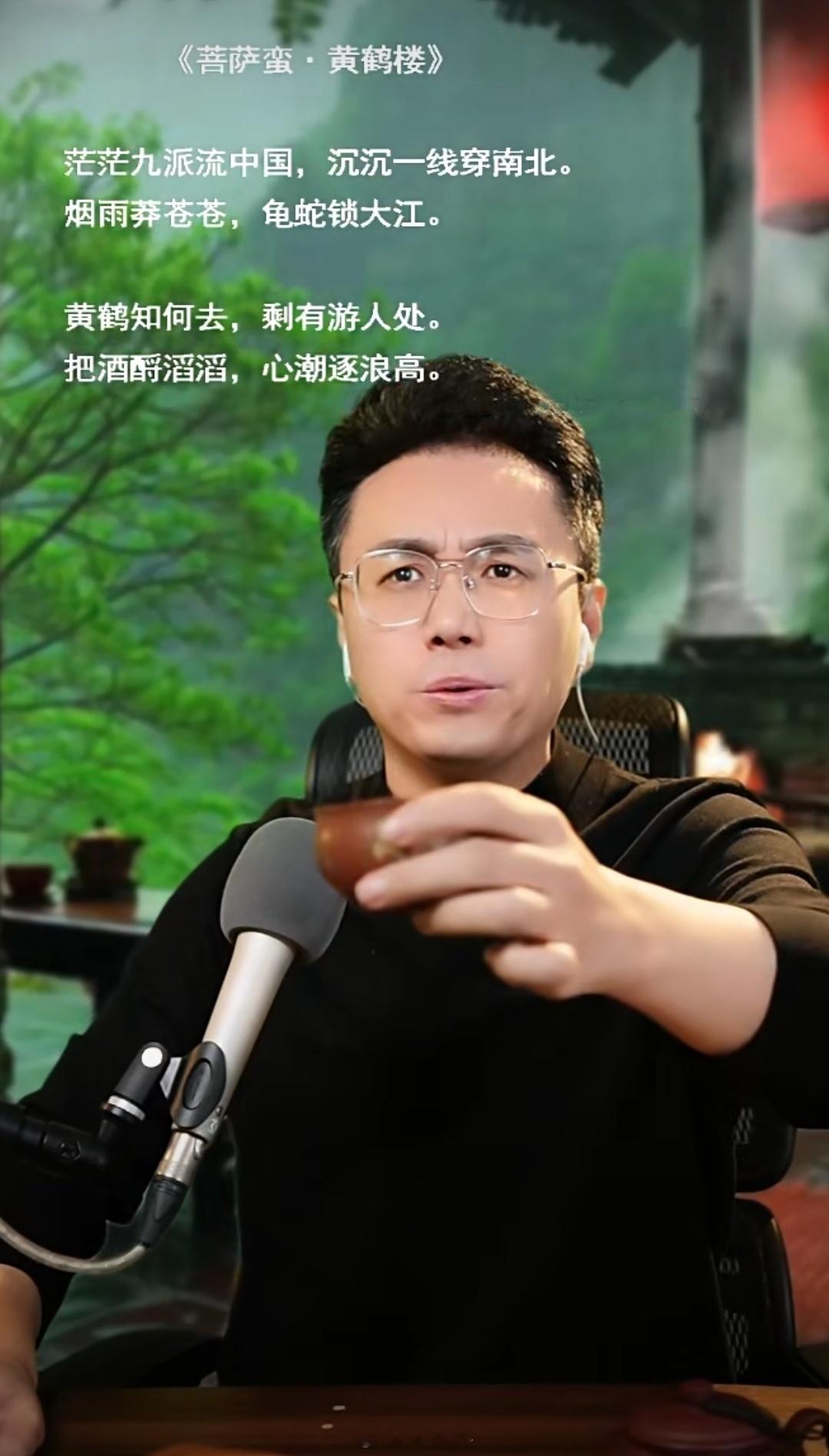 最近不少直播间兴起朗诵教员诗词和美术创作。其中更有播主专为传播其诗词而进入此赛道