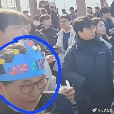 对韩国最大在野党党首李在明发动袭击的嫌疑人终于开口了！据有关报道，近日，韩国釜山