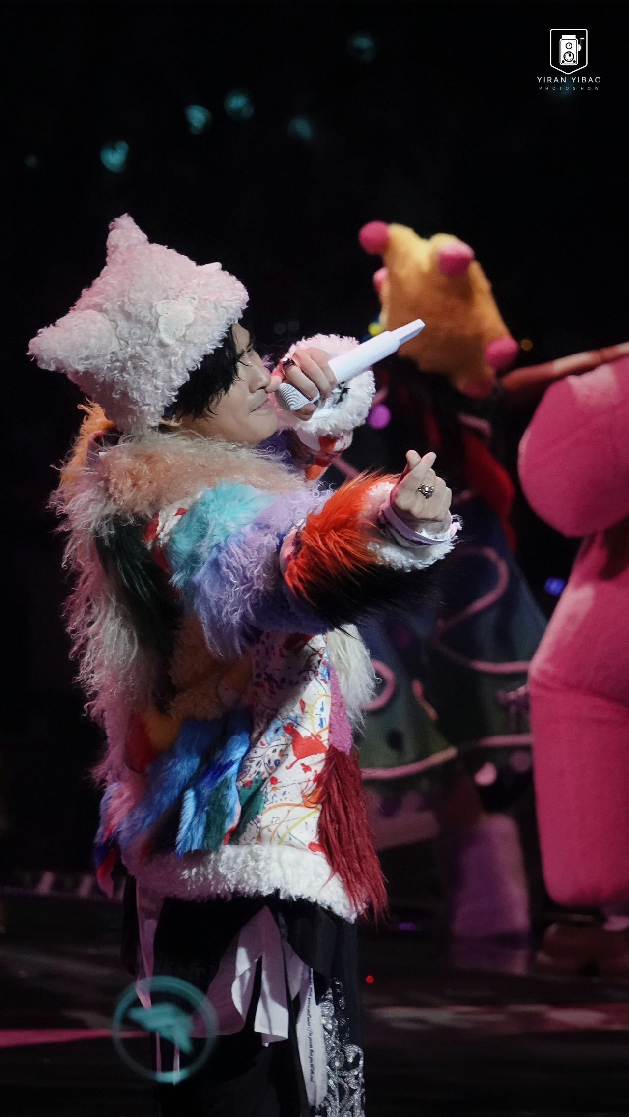 周渝民反差萌救命！周渝民的舞台反差感太绝了！褪去偶像剧男主的清冷感，在舞台上又甜