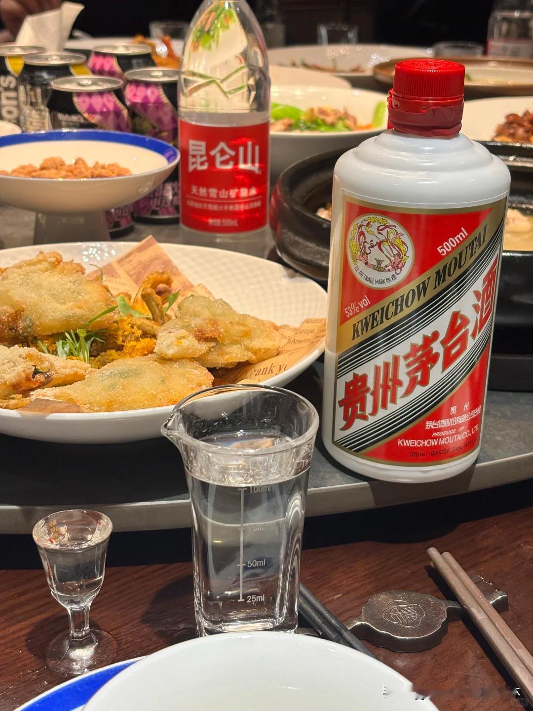 从商务宴席上的茅台，到户外穿搭中的始祖鸟，这两样东西如今已成为许多中国成熟男士的