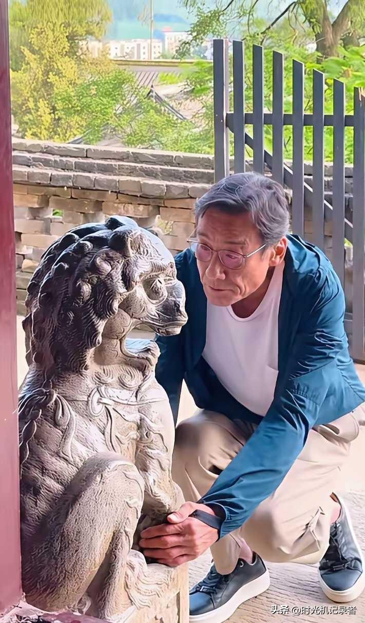 梁朝伟真是不一般，长得这么帅气，年轻时候早早就结婚，老婆不漂亮，但在众多女星面前