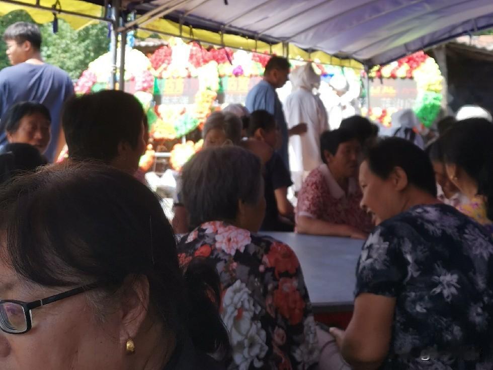 过了60岁后，参加过葬礼的人，都明白这几个扎心的现实：
一，昨日还在为了儿女规划