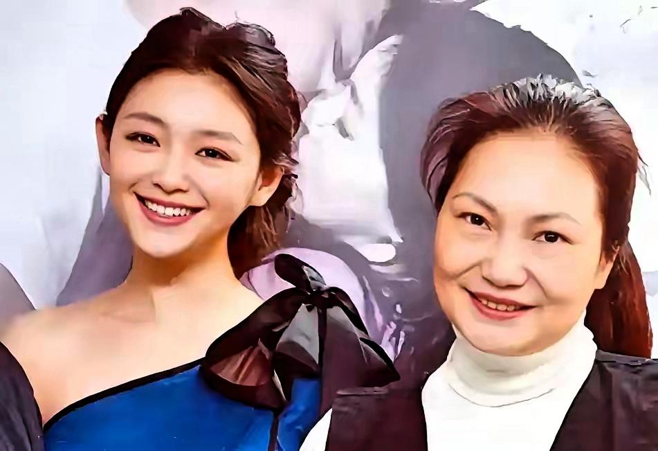 国际妇女节金宝山，母爱永远在那里。
三月八日这天，说是什么节，黄春梅来了，她穿家