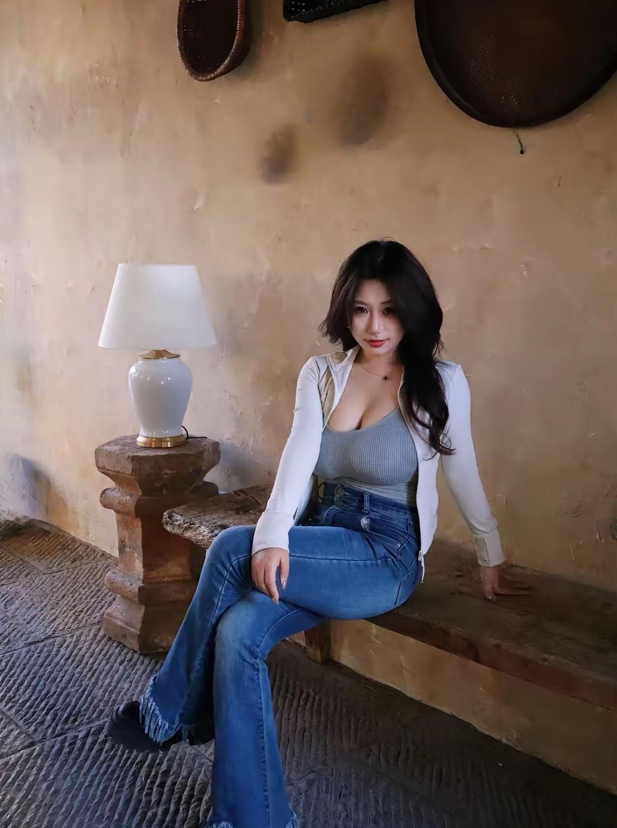 灯影摇曳，美人倚栏。