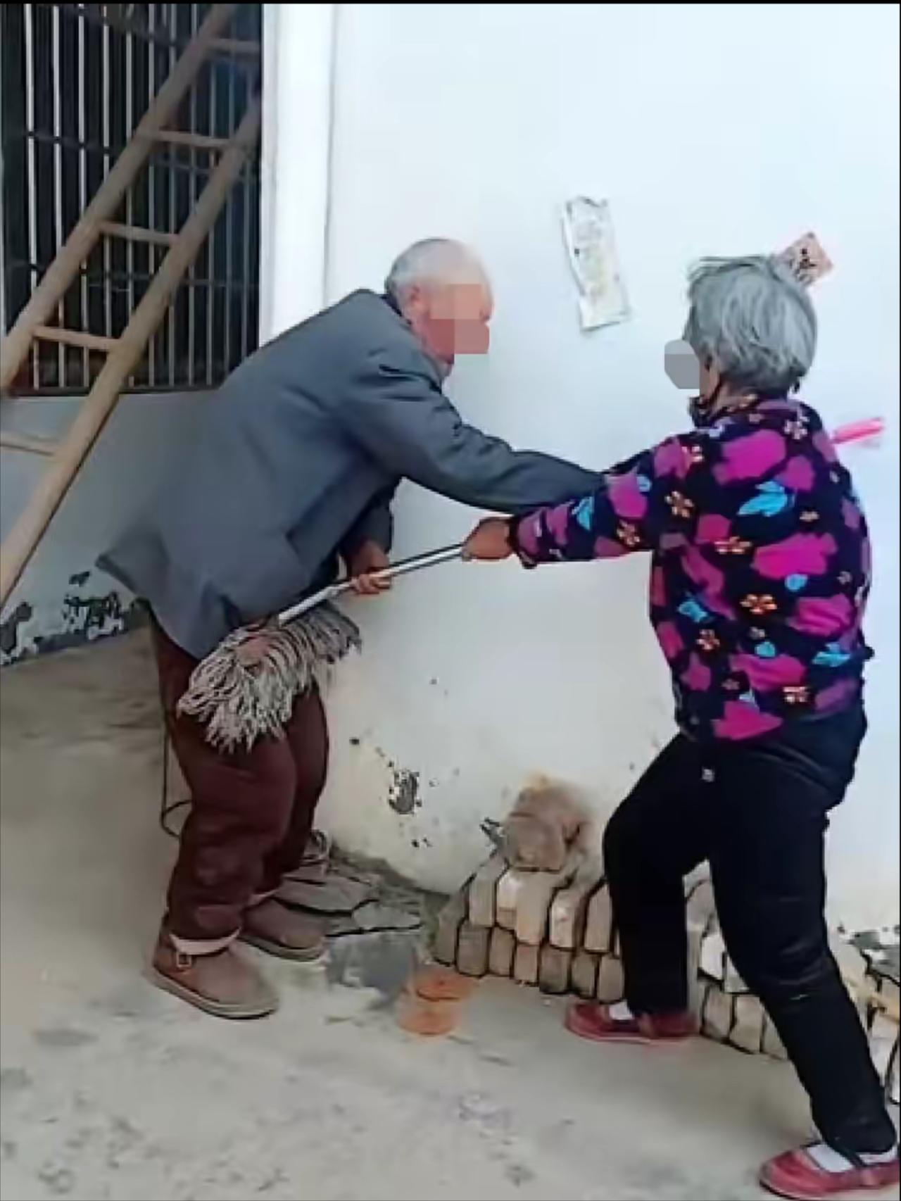 “冤不冤？”广东，大妈在家听见敲门声，开门后一名老汉直接闯入屋内辱骂，还用手电筒
