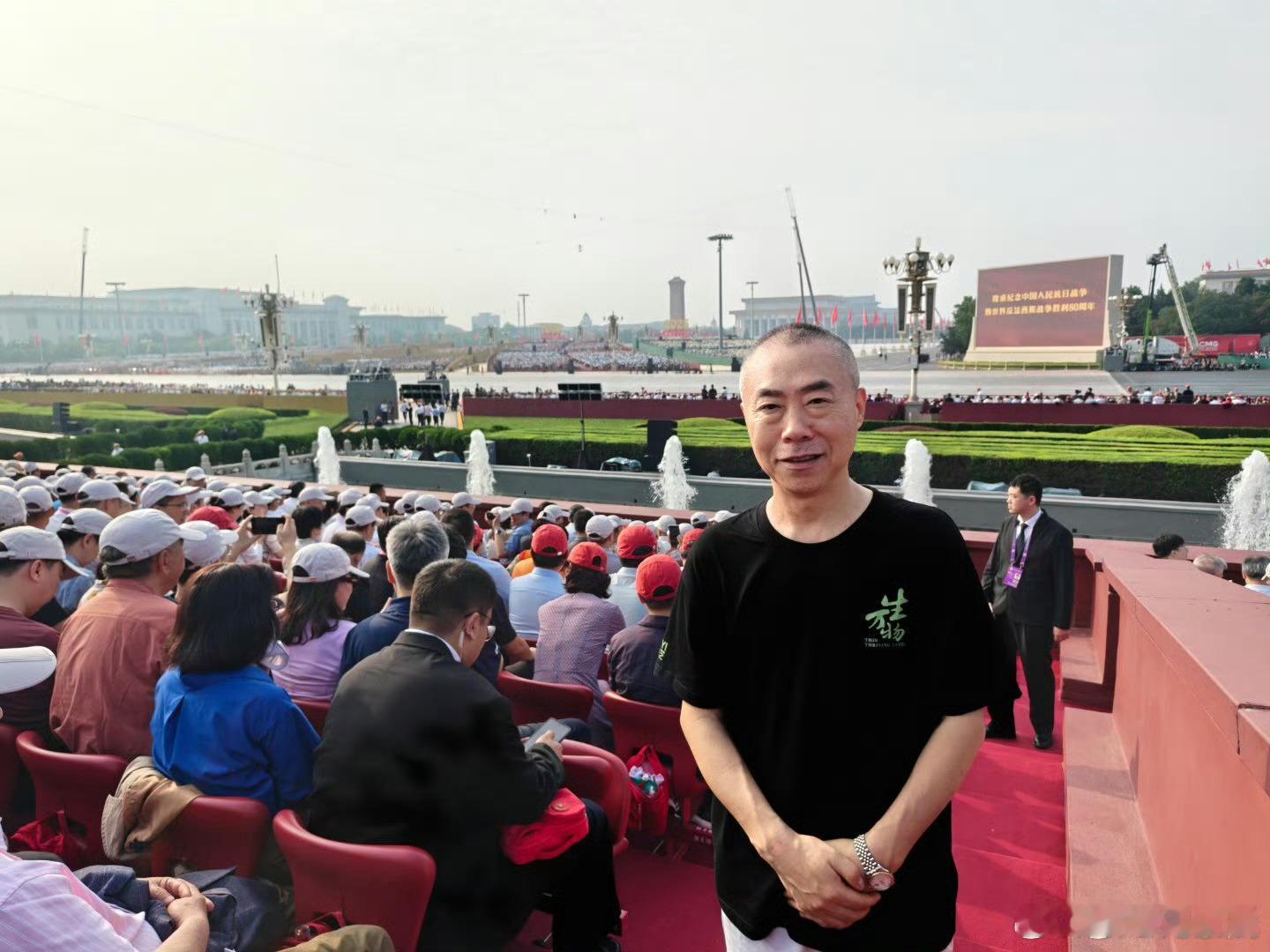 生万物导演穿剧宣服现场观礼刘家成导演情怀满分 以剧宣服致敬场合，用真心分享心情，
