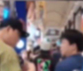 日本的这些不三不四的社会小闹，或曰说社会混混儿，专门找无法还手的人欺负，就欠遇到