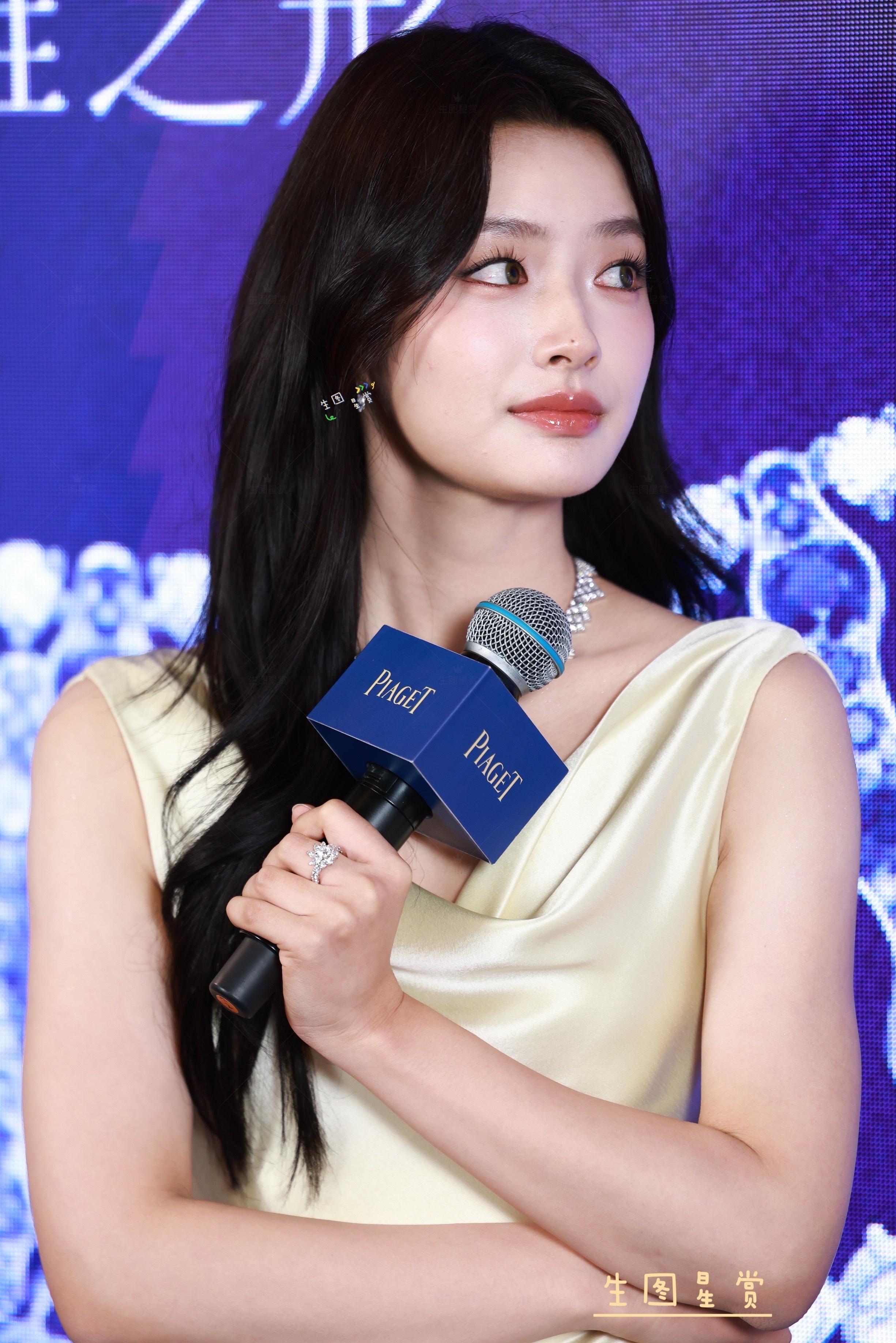 徐若晗上海伯爵活动五千宝宝眼里有星星⭐