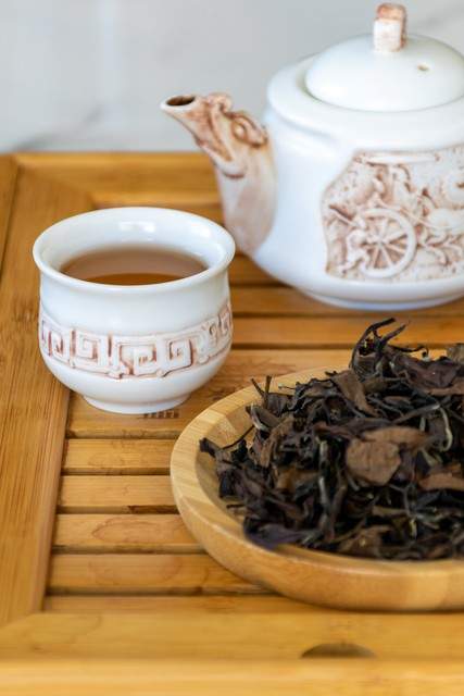 入秋还在猛灌菊花茶？难怪你越喝越干，这5杯茶可得“换换岗”了