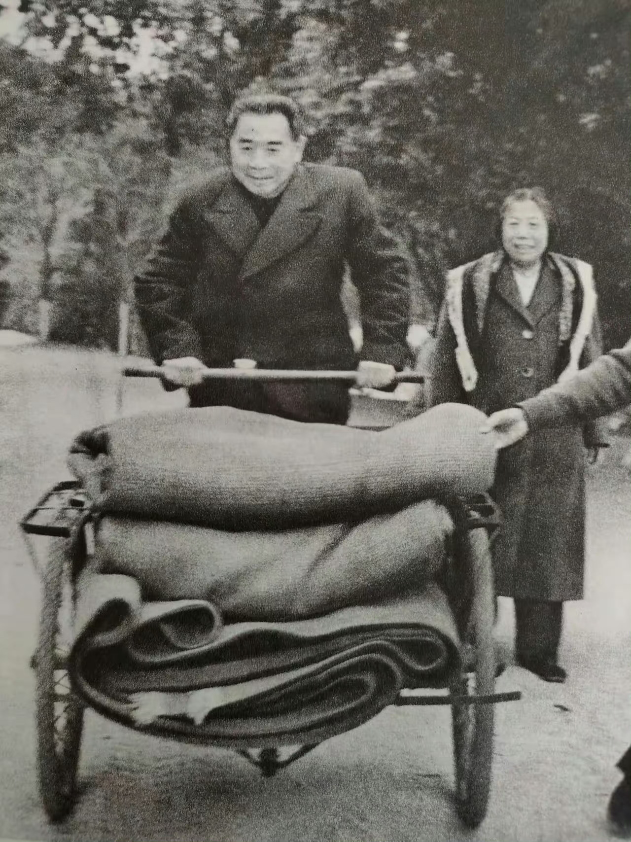 一九五九年，周恩来总理和邓颖超一起在广州从化温泉休假时，主动帮助那里的服务人员，