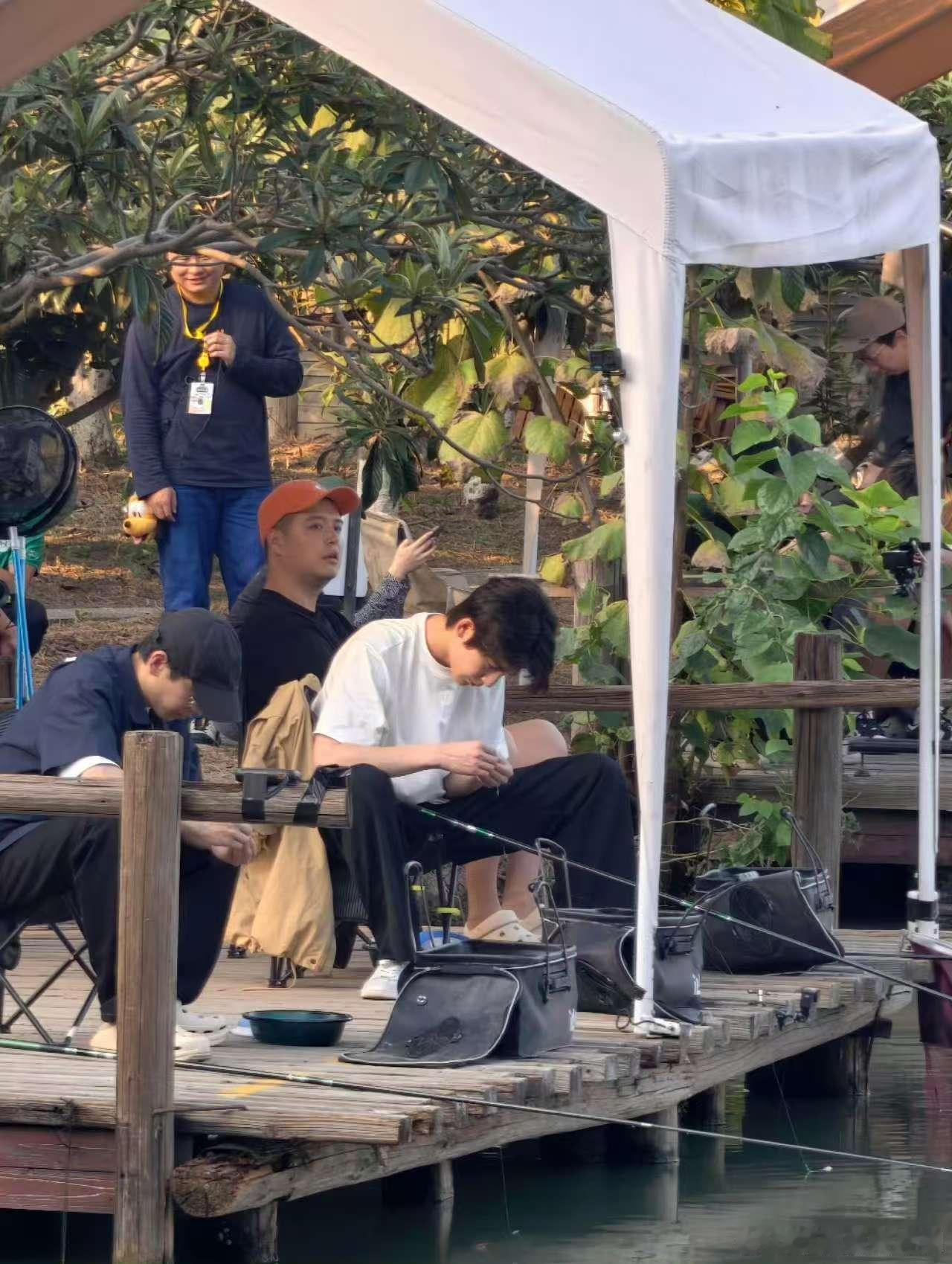 网友乌镇偶遇张凌赫录制向往的生活网友乌镇偶遇张凌赫马頔彭昱畅网友乌镇偶遇张凌赫录
