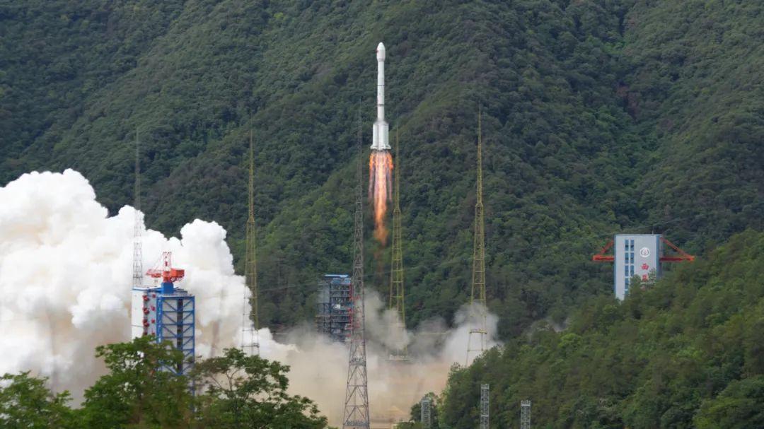 【我国首颗中轨宽带通信卫星成功发射】5月9日，我国在西昌卫星发射中心使用长征三号