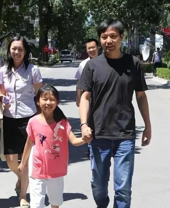 雷军虽然身价1300亿，每次捐款就十几亿，但是却在个人生活方面非常自律。雷军只有