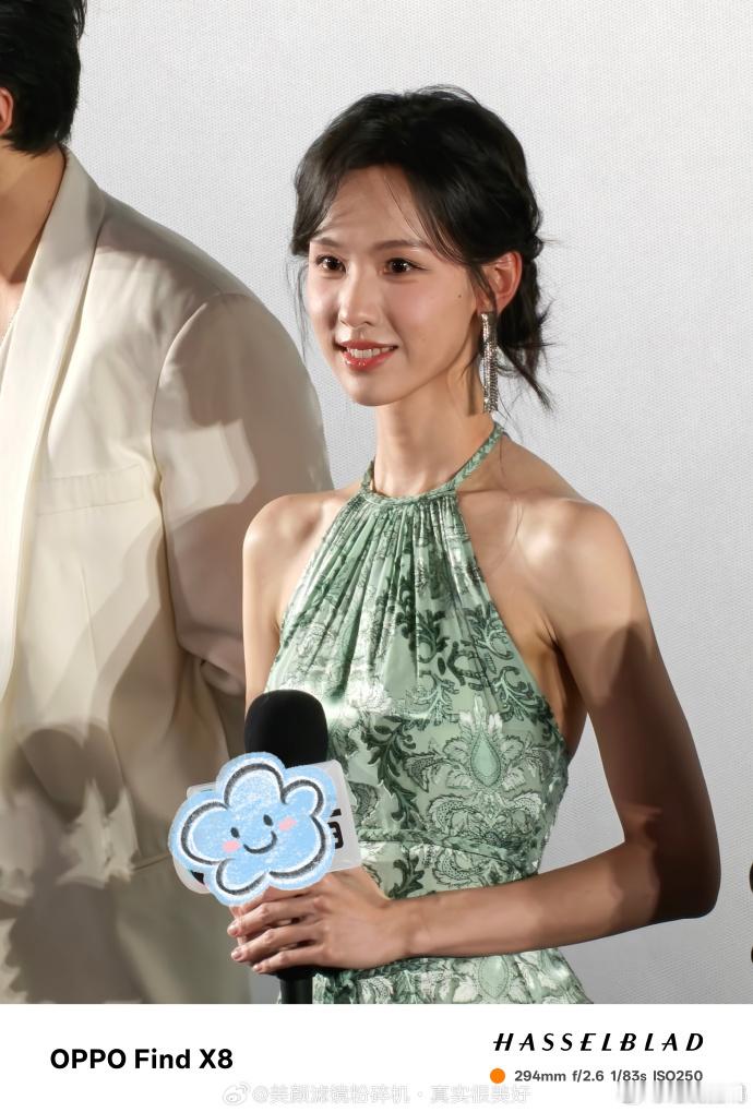 #陈都灵大梦归离见面会生图##陈都灵大梦归离见面会饭拍# ​陈都灵在大梦归离见面