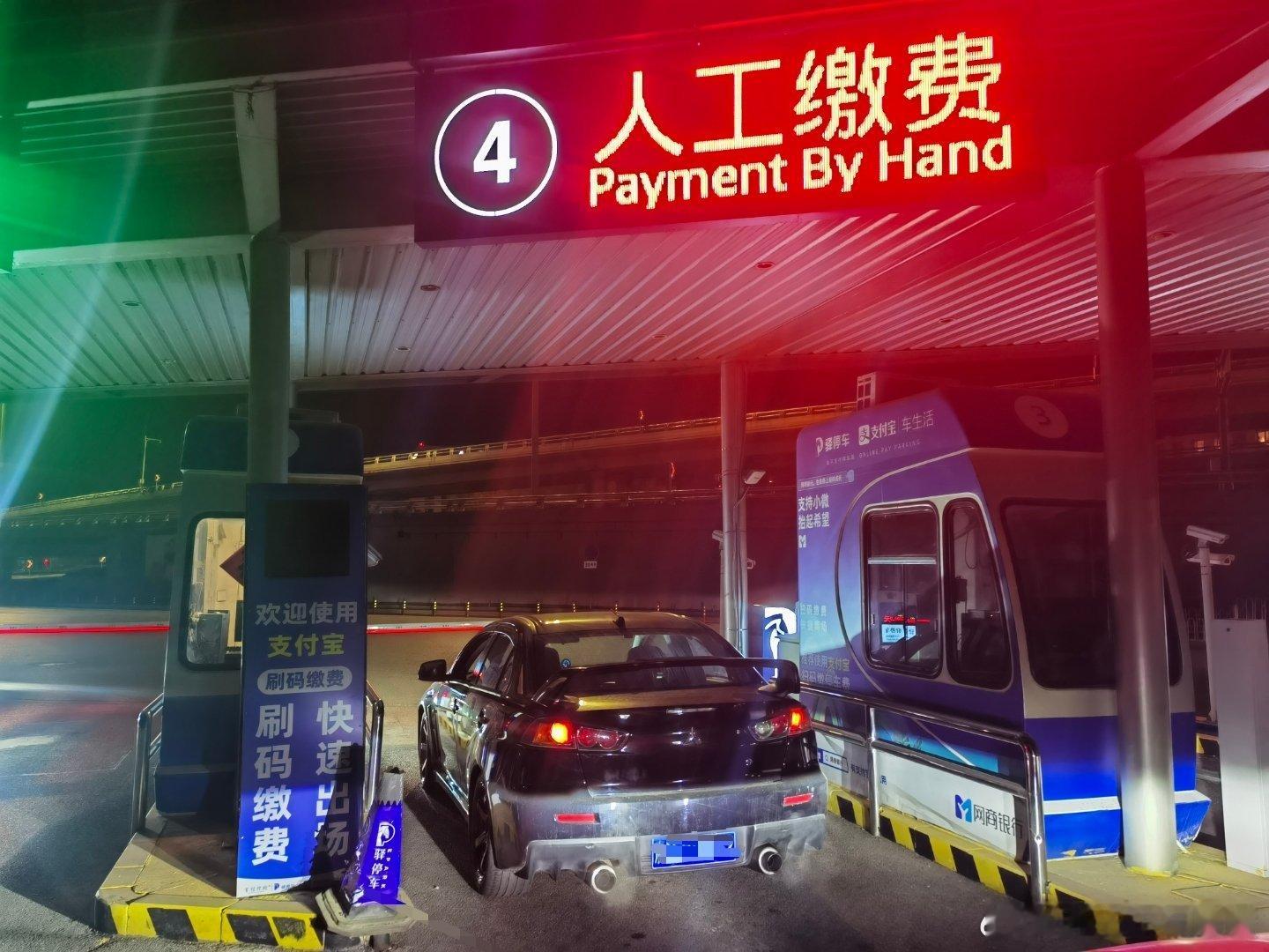昨天夜里太让我生气了！      跟大家说一下我出首都机场的过程：一般我经常出差