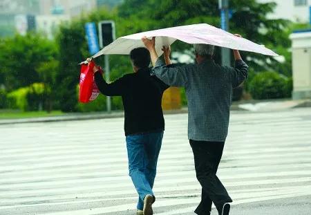下联：婚姻舟中喜怒哀愁。
解释：把婚姻比作舟，与上联的“爱情路”相呼应，都是关乎