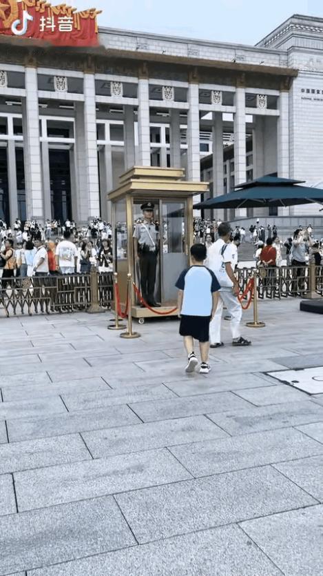 重庆小男孩千里迢迢从山城来到北京，在庄严的天安门广场上向挺拔的哨兵敬了一个礼，并