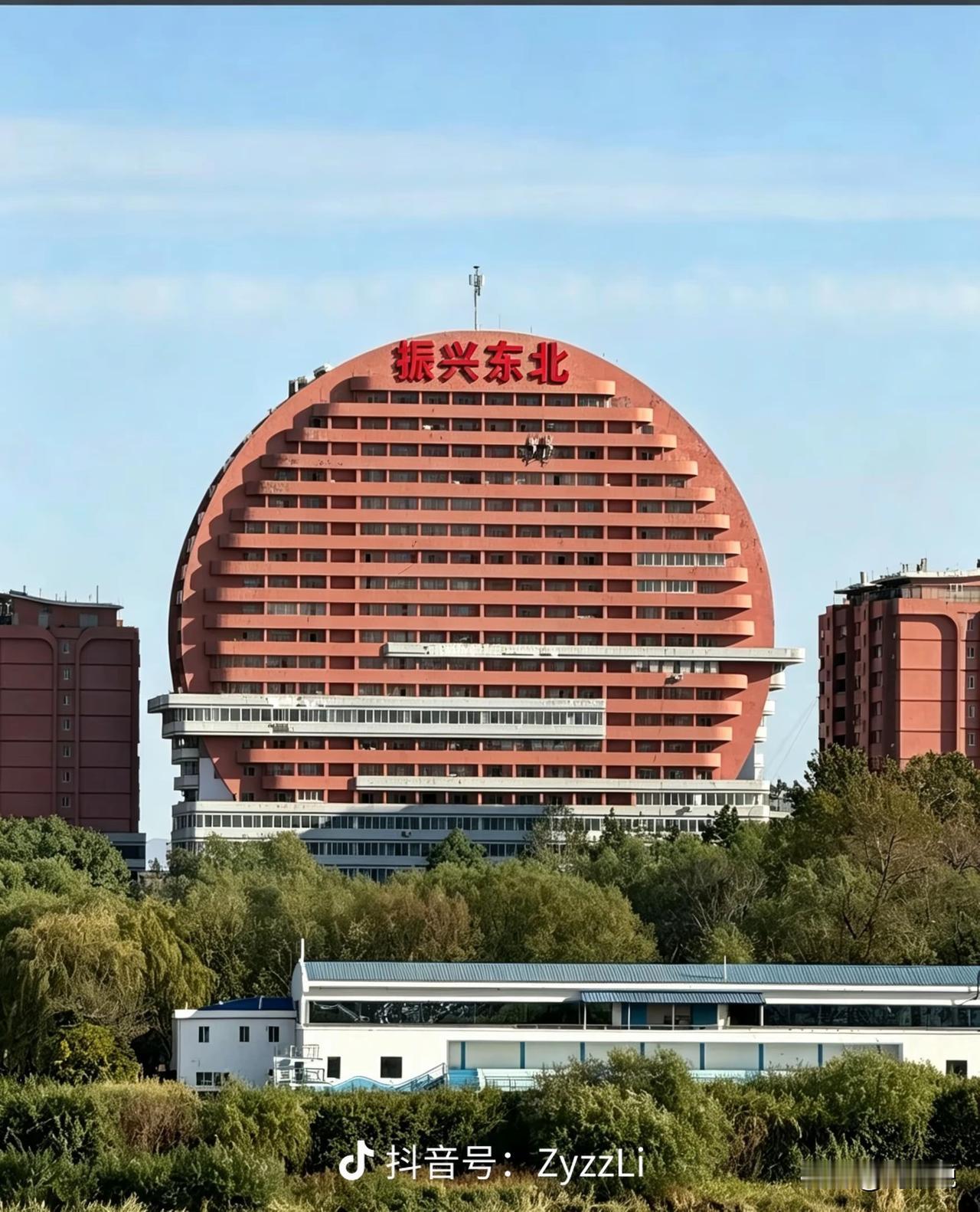 这次我去丹东，隔江相望，对面有个大圆楼，楼上面4个字，中文读作：一心团结，这可能