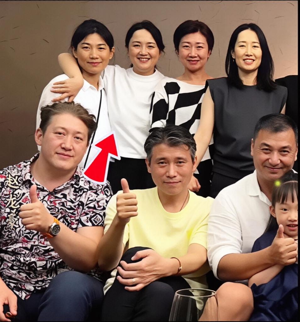 这张合照，我一眼就认出了前排的李乃文与王鸿飞；后排只认出了刘敏涛、王笑寒与王明媚