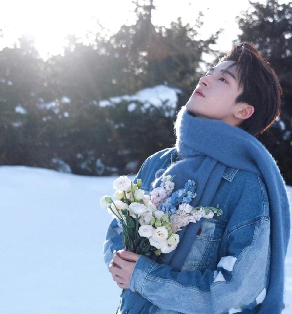 演艺圈怎么可能会有人真的没谈过恋爱王星越在采访里就说过恋爱失败找爸爸的事，白鹿张