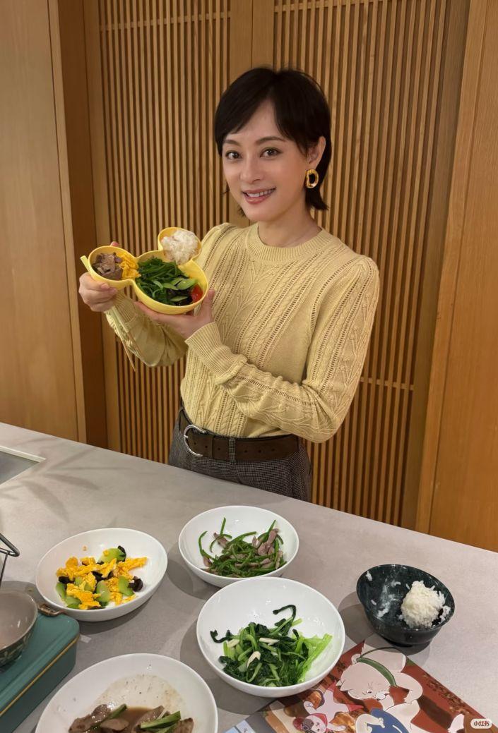 谁能想到这位实力派女演员，私下最爱琢磨家常菜。
 
荧幕上气场十足，生活里就喜欢