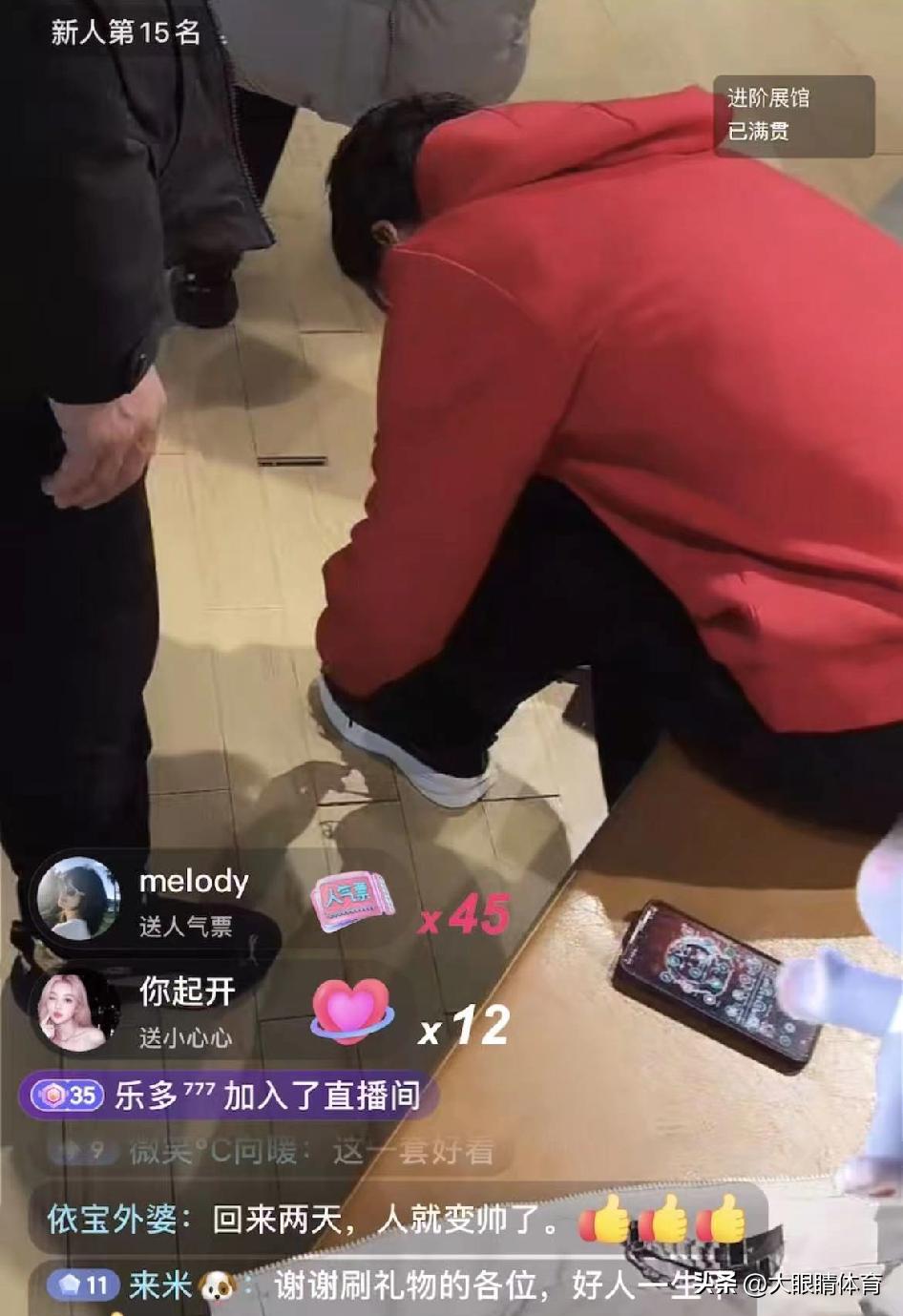 谁能想到啊  
一个被拐33年、从加拿大回来的孩子  
买件衣服都能冲上热搜  