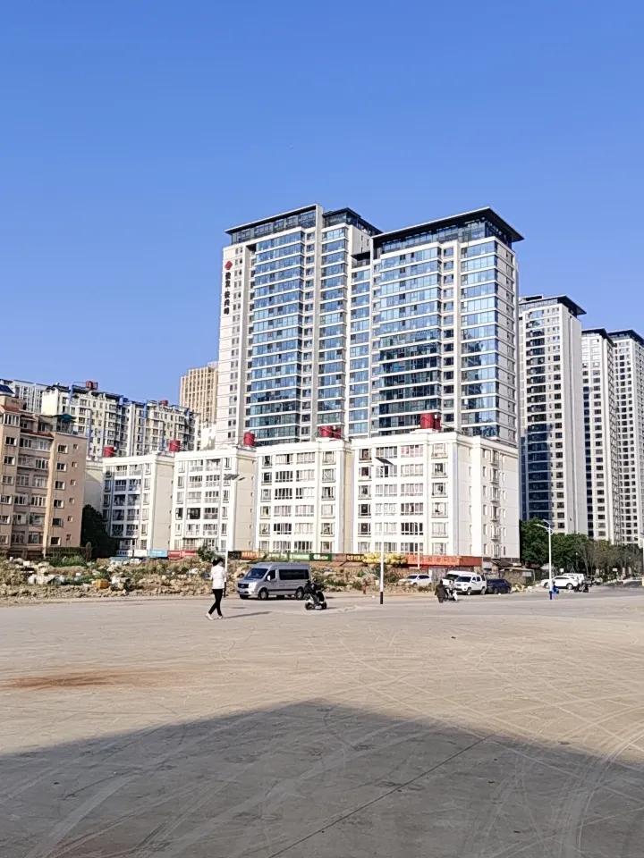 昆明的清晨，就像一幅层次分明的画卷。街边早餐摊前，摊主忙得脚不沾地。那卖豆浆油条