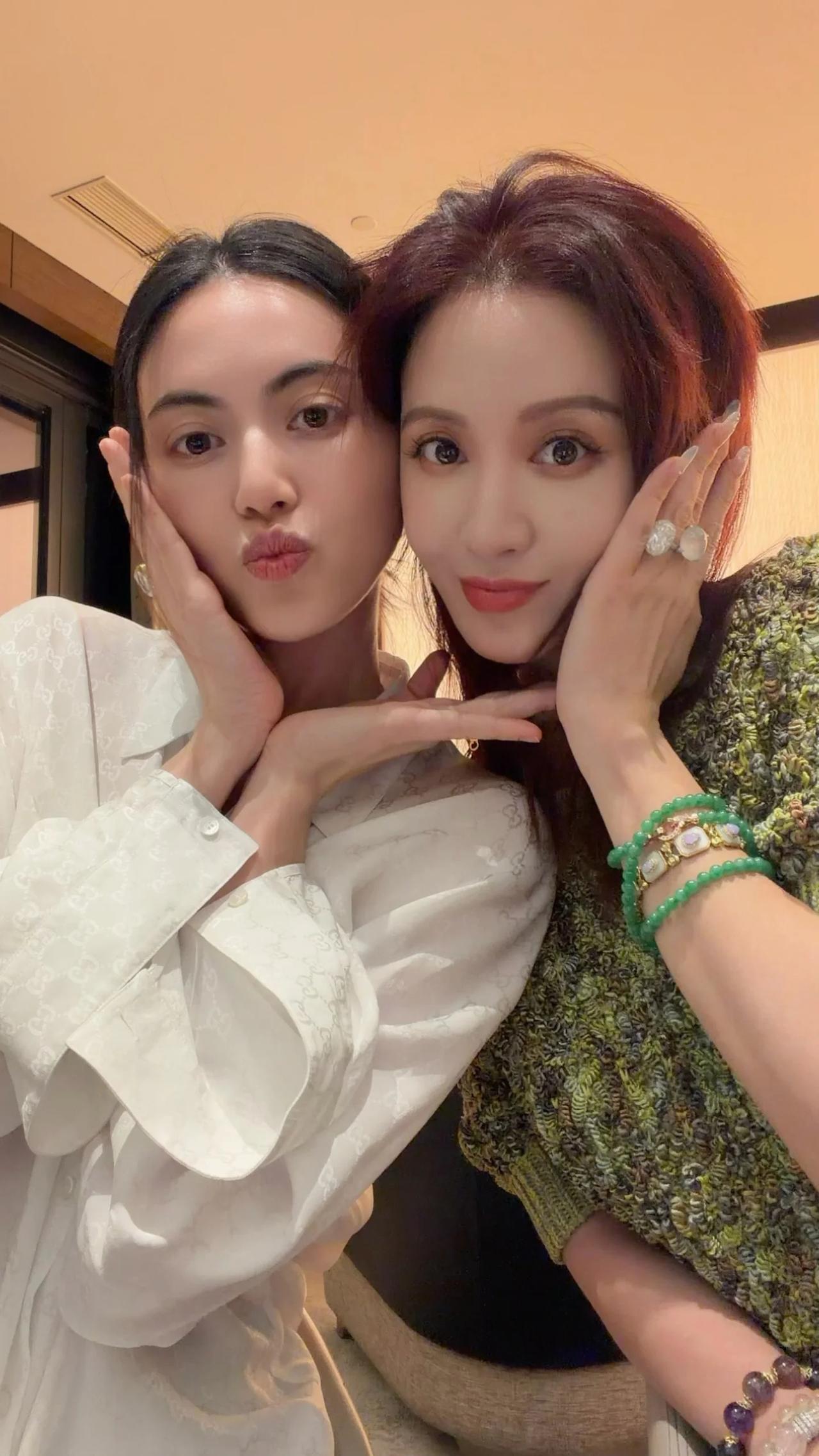 左边是黛薇卡Mai，1992年出生于泰国，身高175cm。
右边是张萌，1981