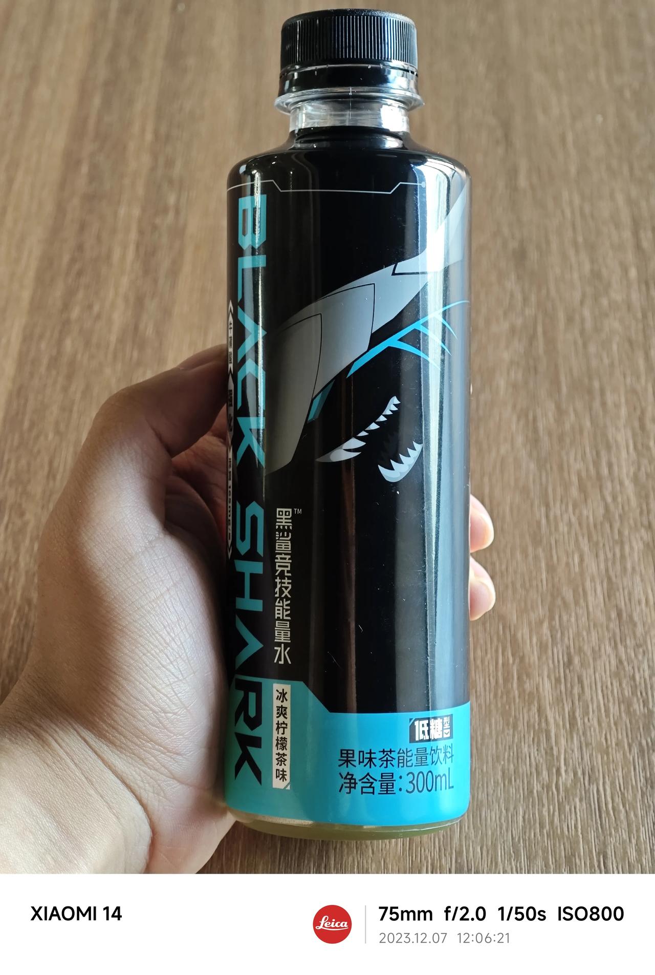 黑鲨能量饮料评测来喽[灵光一闪]
刚入口感觉就是一股薄荷+冰红茶的味道，冰冰凉凉