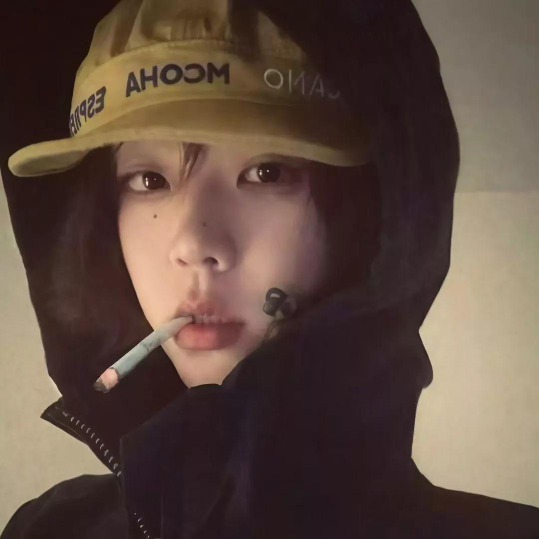 烟轻笼雾里，人立画中央。云☁雾缭绕 雾散见青山 晚望青山雾中 宛若鏡中人 雾笼青