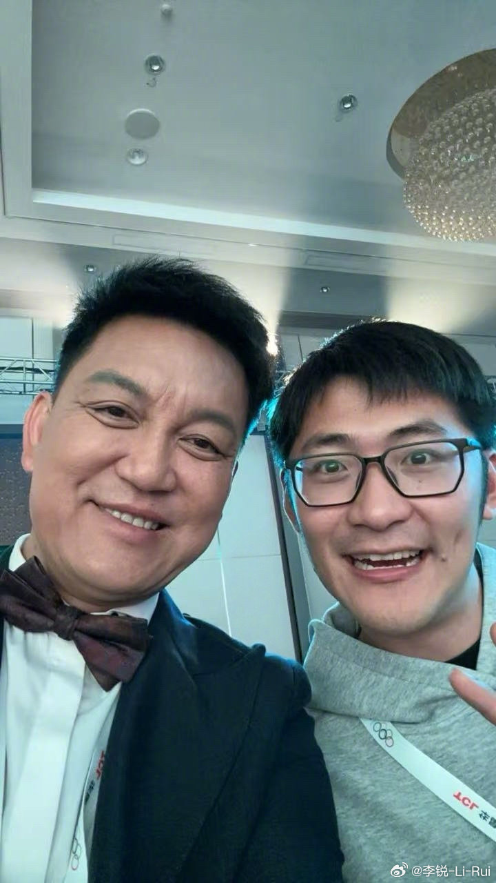 李锐和影视飓风Tim合照李锐 影视飓风Tim现在好像很火 “村长”晒出和影视飓风