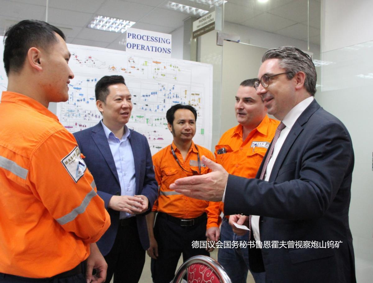 中国收紧钨矿出口，全球供应链立刻绷紧。越南手握第二大钨矿，想趁机上位，却发现自己