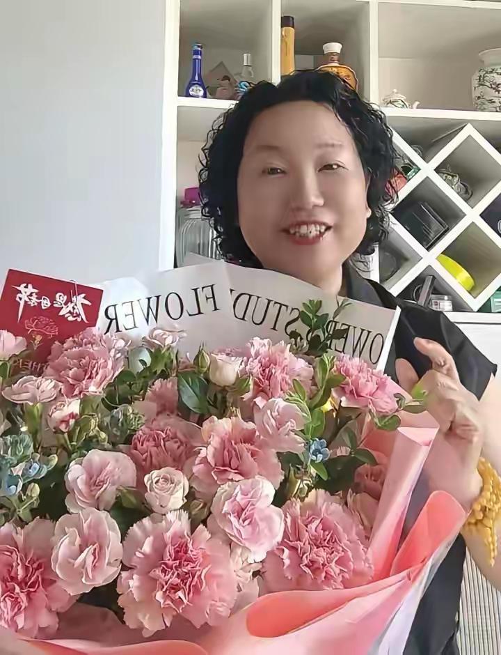 一束花引爆全网，也就大娘有这本事……
 
因一束花、一束儿媳送的花、高调晒了一束