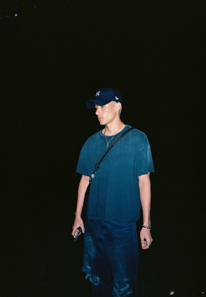 米卡挑了仙剑三最痛的歌唱  米卡的演唱风格有点东西，无论是温柔的流淌还是沙哑的渲