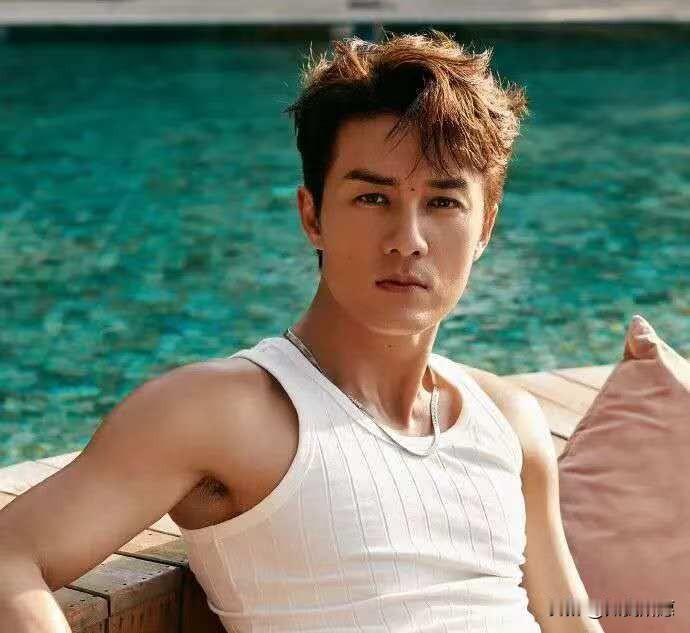 好像真相了，
吴克群坚持不婚，
不是因为眼光高，是因为童年阴影太深！

小时候父