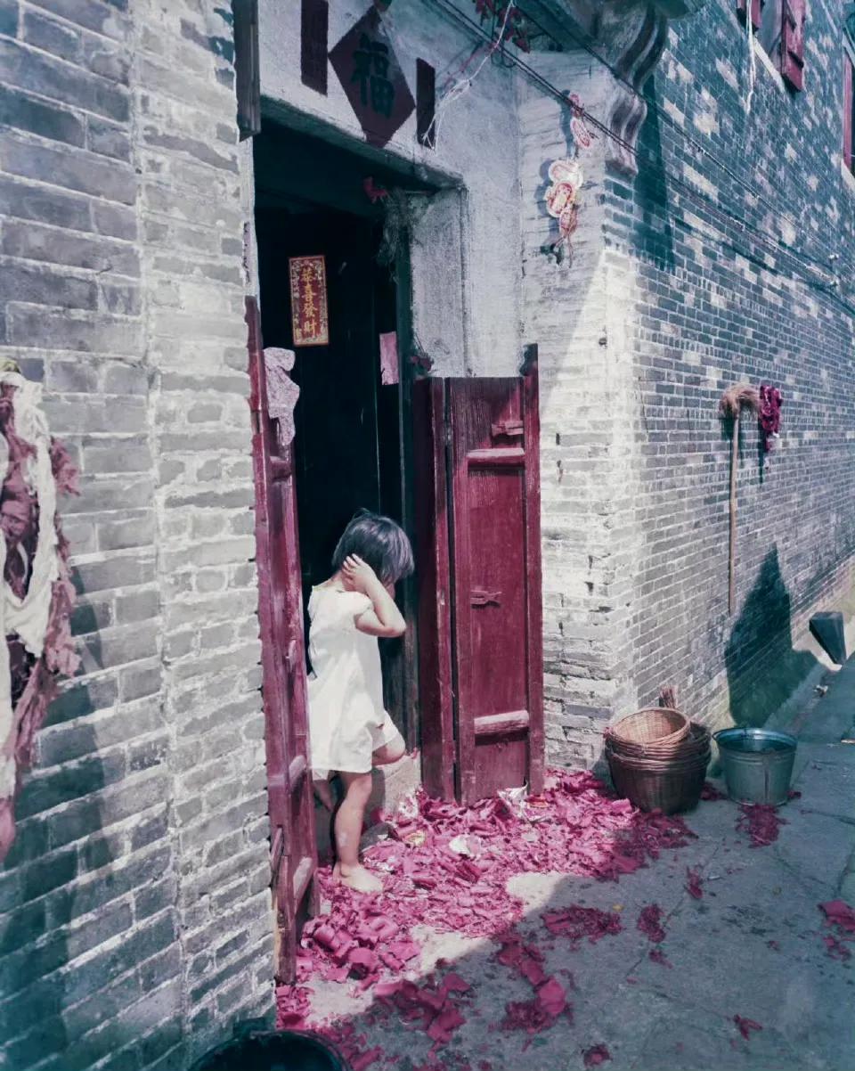 大门外，梅州，1987年，Reagan Louie摄。 ​ ​​​