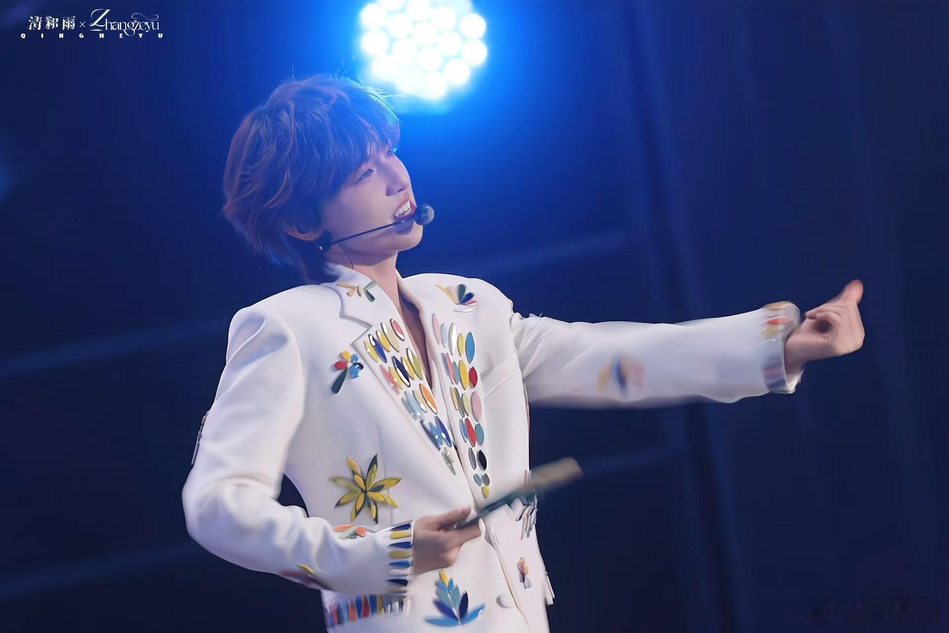 张泽禹大舌头版大舌头舞台 救命！张泽禹这舞台表现力真的没谁了，深V造型杀疯了，配