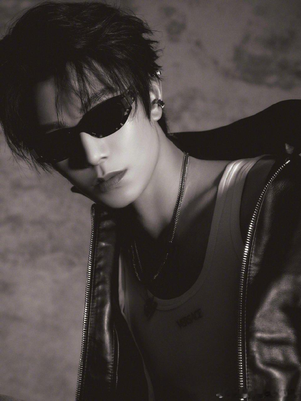 丁禹兮直接点燃胜负欲，揭牌子又快又狠，反手拿着惩罚道具反问回去 