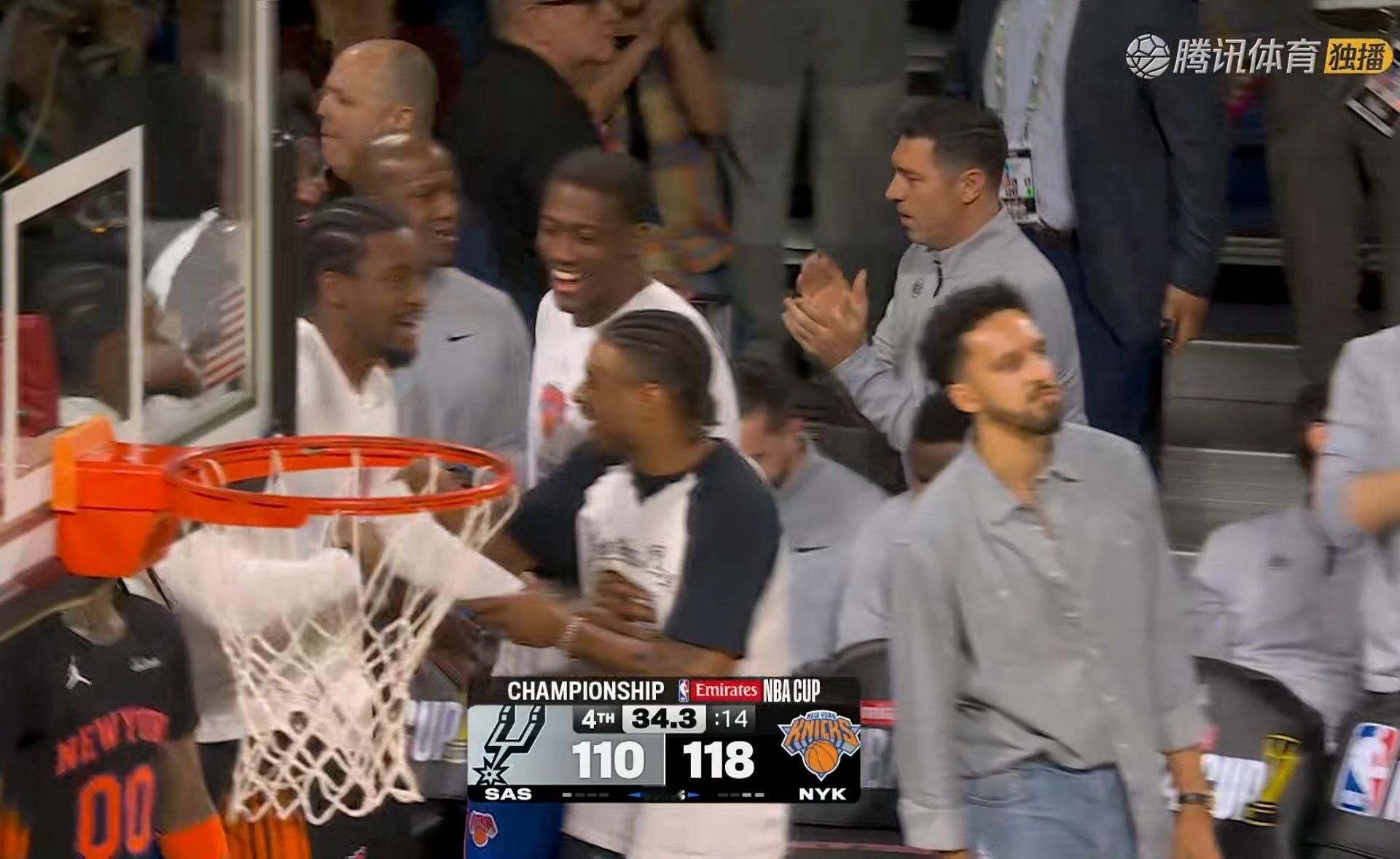 健身教练拿奖金了，真开心。 马刺vs尼克斯