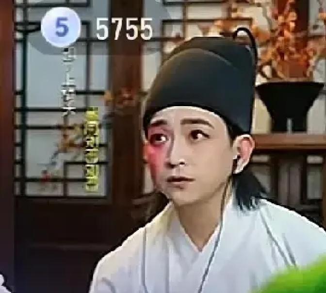 二饼在直播间里一句“兄弟开口必须安排”，陈艺鹏的票数一小时翻了两倍。
4月5日晚