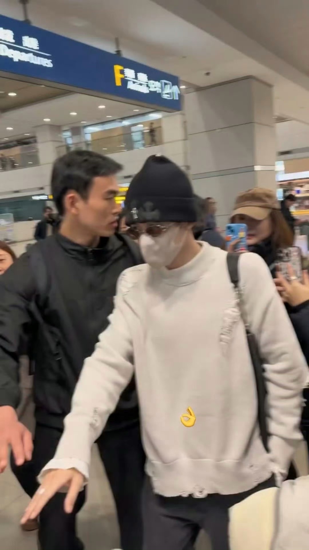 檀健次闪现韩国哇哇哇！檀健次这状态也太好了吧，私服真的好浓的欧巴味，路人谁手拍都